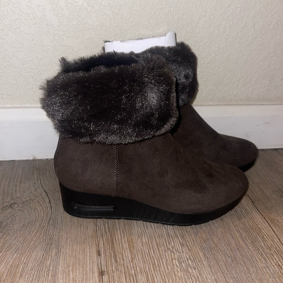 NEW DKNY Abri Chocolate Suede Fur Ankle Boot Size 6 - Picture 2 of 6